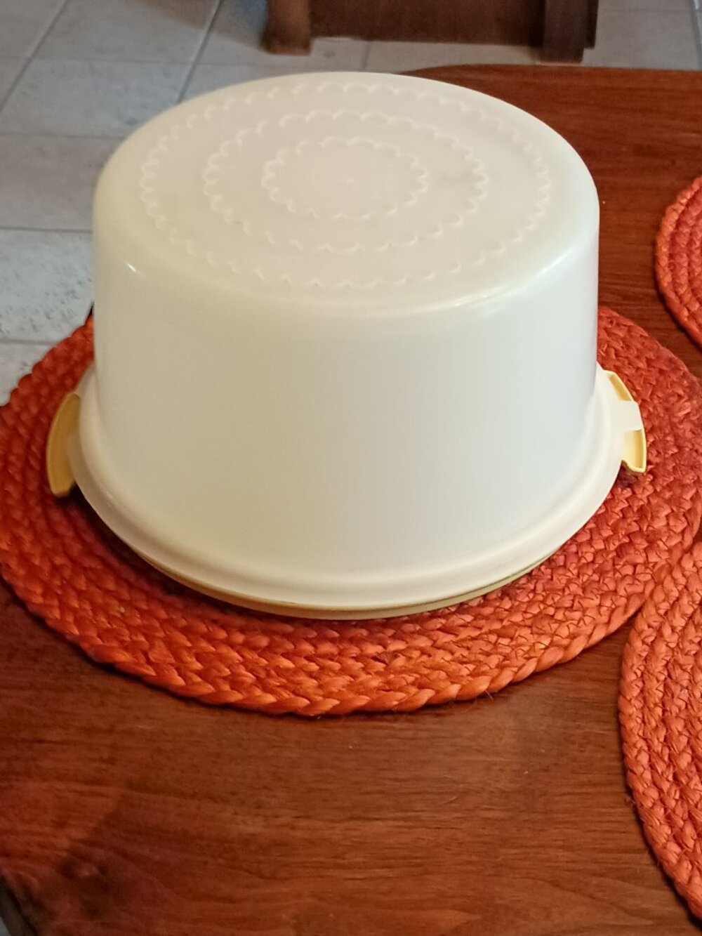 Vintage Tupperware Cake Carrier